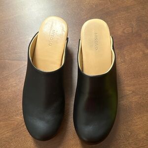 Nisolo Black Leather Clogs – Size 9.5 | Minimal Wear | Wood Heel + Rubber Tread